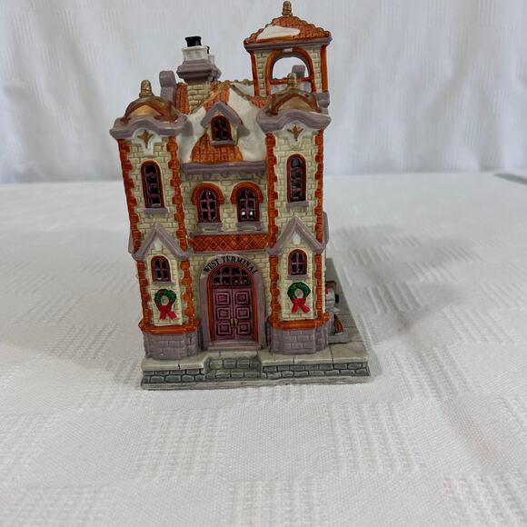 Lemax Caddington Village Grand Junction Station Porcelain Light House Christmas - Picture 8 of 10